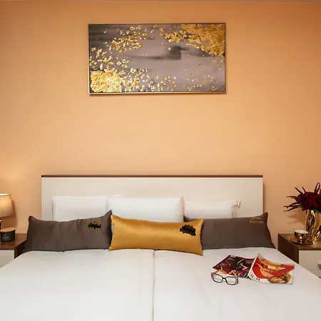 Midas - Borov Park Apartment